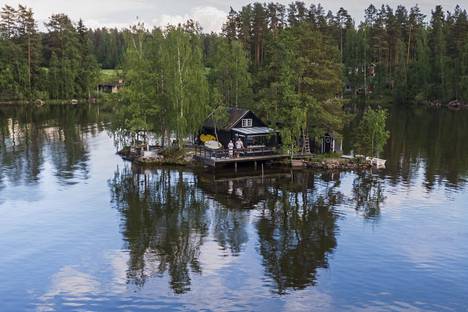 Lapsiperhe osti pienen kalastajamökin idyllisestä saaresta Nokialla ja  kunnosti siitä taianomaisen kesäpaikan – ”En osannut edes kuvitella, että  maailmassa voisi olla tällainen” - Koti - Aamulehti