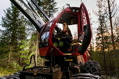 Jere Olin teki viime viikolla Metsä Groupin tilaamaa ensiharvennushakkuuta Siuntiossa läntisellä Uudellamaalla. Hän AMV Metsäpalvelu Oy:n metsäkoneenkuljettaja ja valmistui ammattiin vuonna 2017. Hakkuutaso koko maassa on jälleen laskemassa tänä vuonna.
