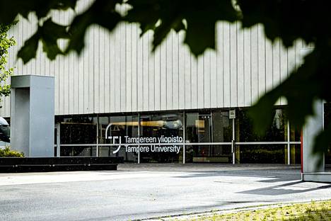 Tampereen yliopiston keskustan kampuksen päärakennus elokuussa 2021.