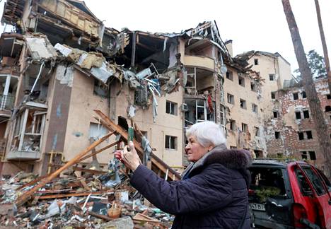 Keskiviikkona 2. maaliskuuta Venäjän hyökkäykset suuriin kaupunkeihin  kuten Harkovaan ja Kiovaan kiihtyivät. Nainen kuvasi puhelimellaan tuhoutuneita asuinrakennuksia Irpinin kaupungissa Kiovan alueella. 