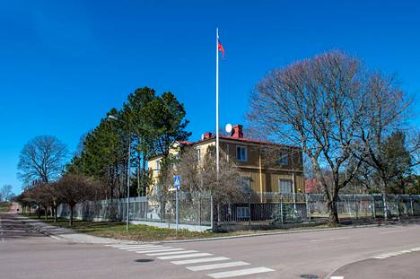 Venäjän konsulaatin salossa liehuu Venäjän lippu Maarianhaminassa Ahvenanmaalla. Tältä sen ulkopuolella näytti 18. huhtikuuta tänä vuonna.