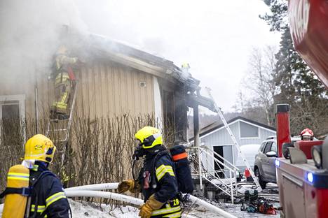 Pelastajat sammuttivat Nekalassa syttynyttä rakennuspaloa perjantaina Tampereella.