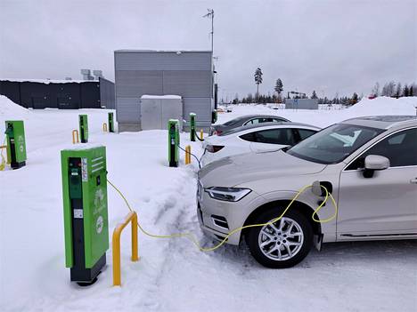Sähköauton latausta Ideaparkin pihassa Lempäälässä helmikuussa 2021.