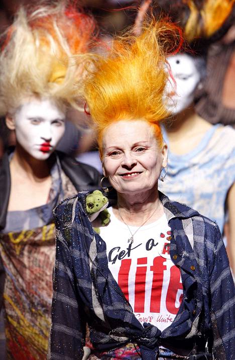Vivienne Westwood vuonna 2009, Pariisin kevät-kesä 2010 muotinäytöksen jälkeen.