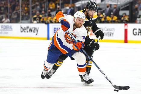 New York Islanders asetti suomalaishyökkääjä Leo Komarovin (edessä) siirtolistalle NHL:ssä.