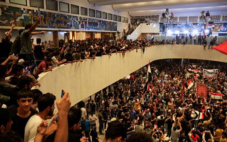 Mielenosoittajat tunkeutuivat sisälle parlamenttirakennukseen keskiviikkona Irakin pääkaupungissa Bagdadissa.