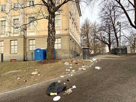 Kirjastonpuistossa näkyi muun muassa serpentiiniä vielä maanantaiaamuna, mutta Tampereen infran työpäällikkö Teemu Kylmäkosken mukaan puistoalueet saadaan maanantain aikana siivottua.