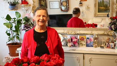 80-vuotiaan Rauha Lindrosin asunto on täyttynyt naapureilta saaduista onnittelukorteista.