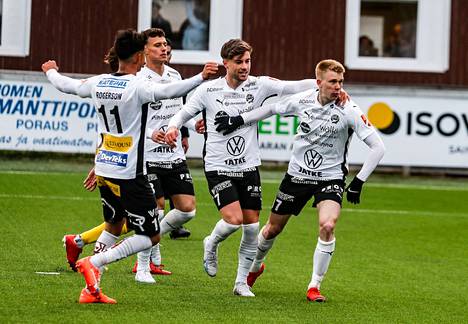 FC Hakan pelaajat juhlivat, kun Janne-Pekka Laine laukoi rangaistuspotkusta 4–2-maalin KTP:tä vastaan.
