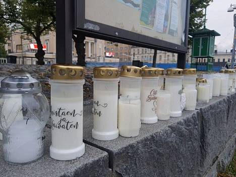 Ihmiset toivat Tampereen Vanhan kirkon muurille useita kynttilöitä perjantai-iltapäivän aikana. 