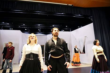 Jannina Heiman ja Lauri Pelander  (edessä) näyttelevät Reginaa ja Simonia, jotka ovat näytelmän keskeisimpiä hahmoja. Ohjaaja-käsikirjoittaja Heli Pitkänen on kuvassa oikealla. 