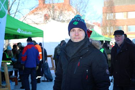 Tiede- ja kulttuuriministeri Petri Honkonen nautti kirpeästä pakkassäästä Kankaanpäässä. Hän yltyi kehumaan Pohjois-Satakunnan kauneutta.