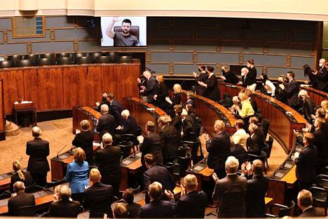 Ukrainan presidentti Volodymyr Zelenskyi puhui eduskunnassa perjantaina.