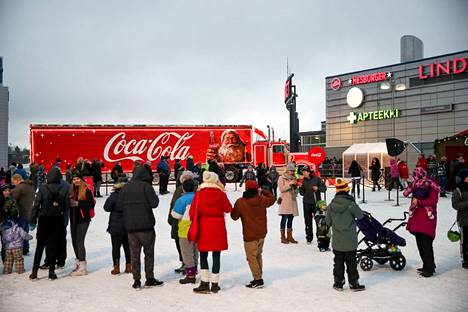 Virvoitusjuomajätti Coca-Colan tv-mainoksista tuttu joulurekka nähtiin Pirkkalan Citymarketin pihalla jo vuonna 2018, mutta tänä vuonna rekka saapuu ensimmäistä kertaa Tampereelle. Suomessa nähtävä Coca-Cola joulurekka on vuosimallin 1978 Kenworth VW900A -jenkkirekka.