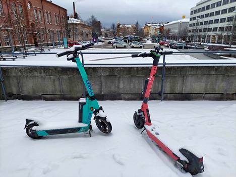 Talvi on tullut ja se vaikuttaa sähköpotkulautayhtiöiden toimintaan. Tier kerää Tampereen lautansa talven ajaksi pois. Voi puolestaan vähentää Tampereen lautojensa määrää talveksi. 