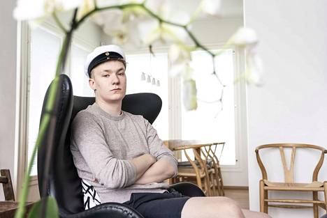 Oululainen Joonas Hannula on yksi opiskelijoista, joiden IB-tutkinnon päättöarvosanat laskivat odottamattomasti ennakkoarvioista. Hannula olisi päässyt ennakkoarvosanoillaan opiskelemaan lääketiedettä, mutta paikka peruttiin, kun lopulliset todistusarvosanat tulivat heinäkuussa.