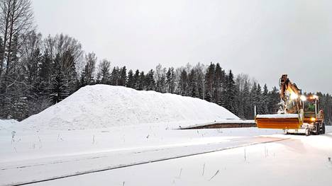 Kalettomalle on tuotu tonneittain peruskalliomursketta, joka käytetään Keuruu–Jyväskylä-radan pengerlevityksiin.