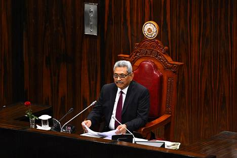 Gotabaya Rajapaksa parlamentissa tammikuussa kaksi vuotta sitten. 