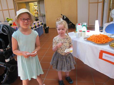 Kuusivuotias Milja ja nelivuotias Pihla rouskuttelivat näkkäriä, porkkanaa ja maissilastuja. ”Hyvältä maistuvat ainakin nämä äänet”, tytöt totesivat.