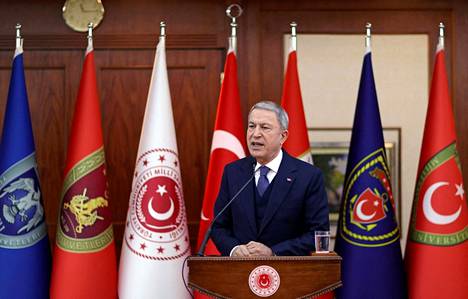 Turkin puolustusministeri Hulusi Akar puhui lehdistötilaisuudessa jouluaattona. 