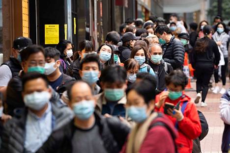 Uutiskuvat hengityssuojaimia käyttävistä aasialaisista ovat tavallisia muutenkin, mutta erityistä huomiota ne ovat herättäneet koronaviruksen aikaan. 