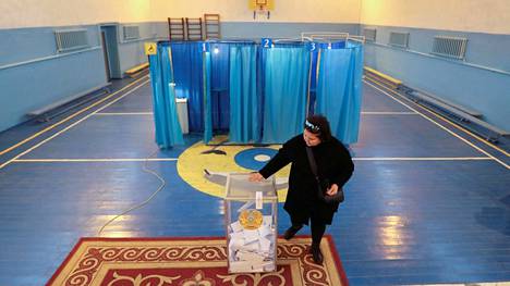 Kazakstanissa on äänestetty sunnuntaina 20. marraskuuta ennenaikaisissa presidentinvaaleissa. Tämä äänestäjä kuvattiin maan suurimassa kaupungissa Almatyssa.