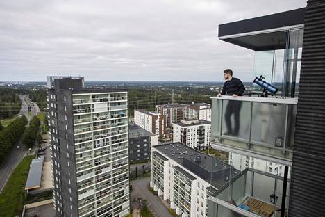Korkeapaikankammo ei Pirkka 6:n ylimmässä kerroksessa asuvaa Janne Peltosta vaivaa. Peltosen mukaan asunnon parvekkeelta voi vaivatta katsella Tampereen keskustan katuja. 