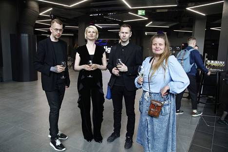 Mediataiteilijat Vesa Vehviläinen (vas), Pinja Valja, Juha Vehviläinen ja Heidi Hemmilä saivat kunnian olla Nokia-areenan ensimmäisten julkisten taideteosten tekijät. Vesa Vehviläisen mukaan julkisen taiteen kilpailut ovat harvinaisia ja siksi tervetulleita.