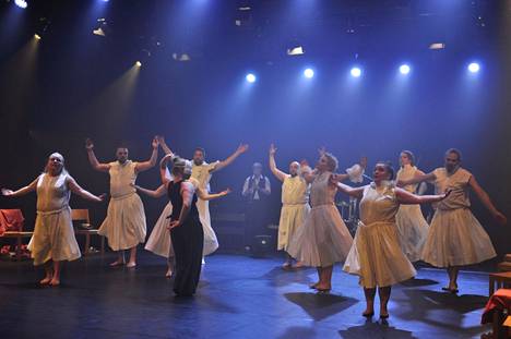 Sorokoskan tanssiryhmän vahvuus on kyky käyttää ääntä ja laulaa, kirjoittaa Merja Koskiniemi arviossaan.