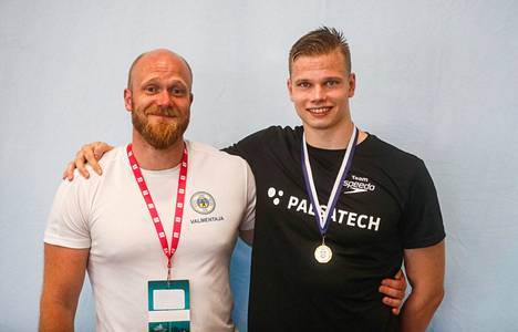 Tamperelaisvalmentaja Eetu Karvonen ja Ronny Brännkärr iloitsivat menestyksestä.
