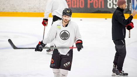 Oliwer Kaski harjoitteli Ässien kanssa sen jälkeen, kun hän lähti pois KHL:stä.
