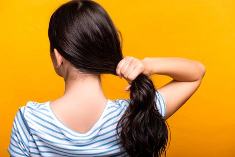 Hiukset ovat nuorelle yleensä tärkeä asia, eikä huolta niistä kannata vähätellä. Nuorten naisten hiustenlähtö itsessään ei liene parinkymmenen viime vuoden aikana yleistynyt, mutta hoitoon hakeutuminen on. Hoitomuotoja on myös olemassa.