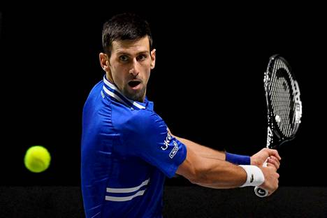 On yhä epäselvää, osallistuuko miesten kaksinpelin hallitseva mestari Novak Djokovic tammikuussa pelattavaan Australian avoimeen tennisturnaukseen.
