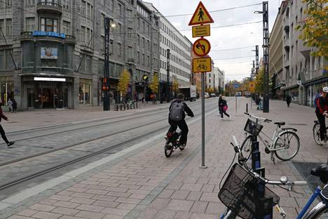 Hyvällä kelillä voi erottaa pienen sävyeron Hämpin pyöräkaistojen ja jalkakäytävän välillä. Sokoksen edustan ylityspaikalla on myös varoitusmerkkejä jalankulkijoista.