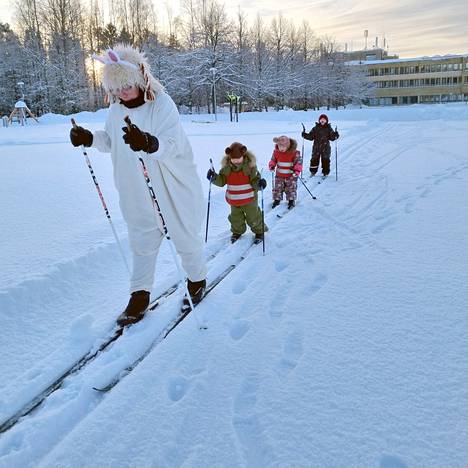 Jekku-Jänön kanssa hiihtävät Pyry Leppänen, Jade Rantanen sekä Oskar Sievälä.