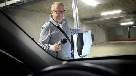 Ari Aalto on käyttänyt lukemattomia tunteja taloyhtiönsä autohallin sähköistyksen säätämiseen. 