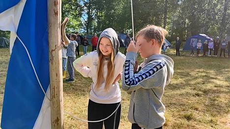 Kesäleiri on kuulunut Kuoreveden Toverien toimintaan 60 vuotta. Juhlavuoden kunniaksi järjestettiin koko päivän mittainen avoimien ovien päivä, jolloin perheet voivat tulla muistelemaan omia leirikokemuksiaan. Juulia Norojärvi ja Nico Lamminen nostavat salkoon Suomen lippua.