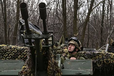 Ukrainalaissotilas rintamalla lähellä Bahmutia.