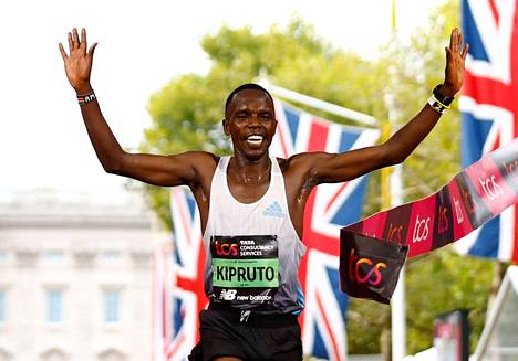 Amos Kipruto pääsi juhlimaan Lontoon maratonin ykkössijaa.