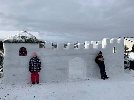 Harjuniittyläisen Henri Petron tyttäret pääsevät leikkimään keskiaikaisessa lumilinnassa.