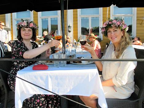 Milla Heinonen ja Sari Ekqvist nautiskelivat hyvästä ruuasta, auringosta ja toistensa seurasta.