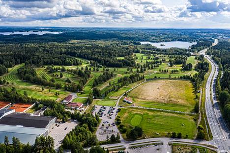 Tältä Tampereen Ruotulan golfkentän alue näyttää ilmakuvassa 150 metrin korkeudesta vuonna 2019. Oikealla Teiskontie, jonka vasemmalle puolelle raitiotie ja asuinalue mahdollisesti tulisivat.