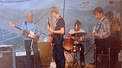 Kisakaarrerock kokoaa soittajat ja yleisön legendaariselle Kisakaarteelle. Suur-Keuruu näyttää tapahtuman suorana lähetyksenä verkkosivuillaan. Kuvassa Plywood-bändi keikalla vuonna 1977.