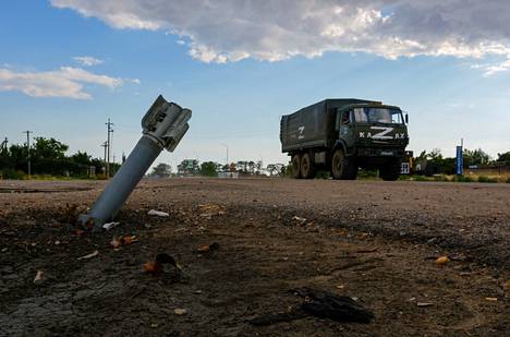 Venäläinen sotilasajoneuvo liikkui Tšornobaivkan kylässä Hersonin alueella heinäkuun lopulla.