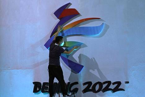 Mies korjasi Pekingin talviolympialaisten tunnusta 17. syyskuuta 2021, jotta se olisi valmis Pekingin talviolympialaisten alkajaisseremoniaan,
