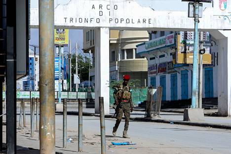 Turvallisuusjoukkoihin kuuluva henkilö partioi räjähdyspaikkojen läheisyydessä Somalian pääkaupunki Mogadishussa lauantaina 20. elokuuta.
