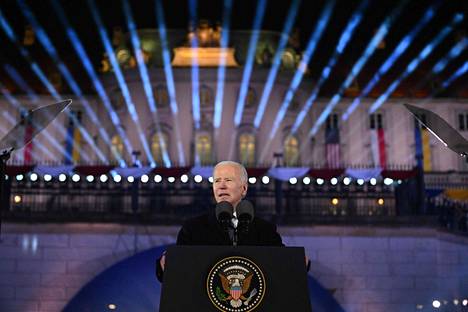 ”Vaakalaudalla tässä on vapaus”, Yhdysvaltain presidentti Joe Biden sanoi Venäjän hyökkäyssodasta Ukrainassa tiistaina Puolan-vierailullaan. Biden saapui Puolaan maanantaina tehtyään yllätysvierailun Ukrainan pääkaupunkiin Kiovaan.