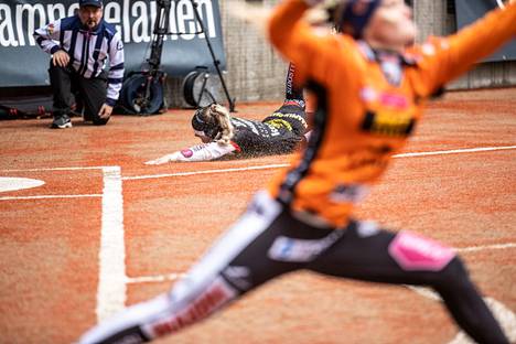 Saaga-Angelia Raudasoja ehti täpärästi kotipesään ja tasoitti ensimmäisellä jaksolla juoksut 1–1:een. Kirittärien Mattias Kitola haastoi tämän kotipesäkilvan, mutta juoksu pysyi videotarkistuksen jälkeen taululla.