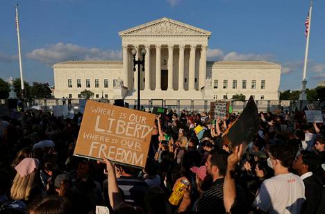 Korkeimman oikeuden päätöstä vastustavia mielenosoittajia oikeustalon edessä Washingtonissa perjantaina 24. kesäkuuta 2022.