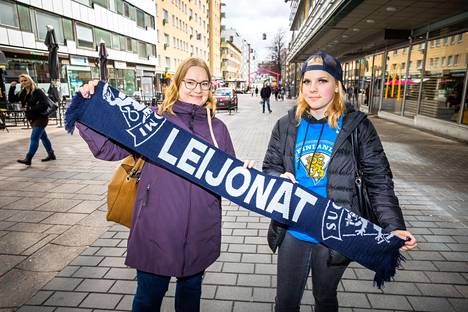 Äiti Riikka Nurminen ja tytär Emma Nurminen odottavat Leijonien pelejä.